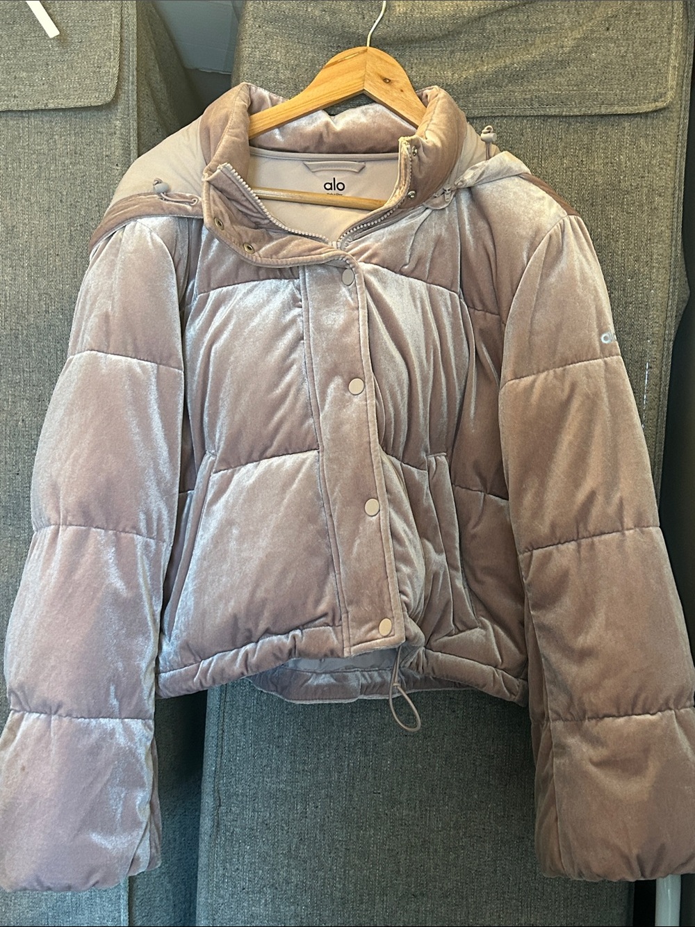 ALO Yoga Velvet light 💫Puffer Jacket in Mauve